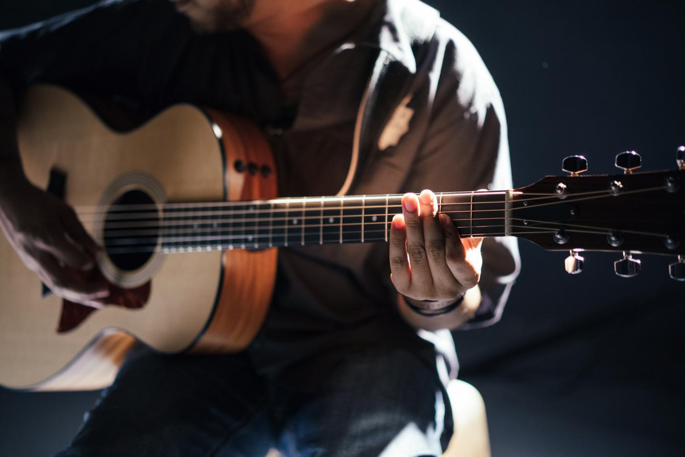 Ein Mann spielt mit einer Gitarre